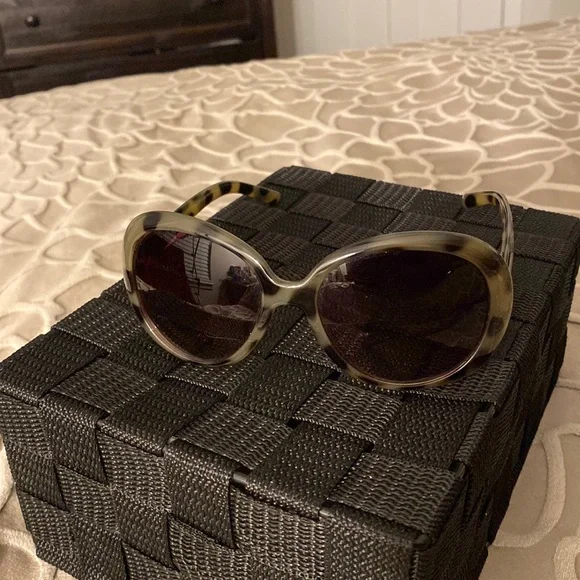 Liz Claiborne | Accessories | Retro Animal Print Sunglasses  display picture 3